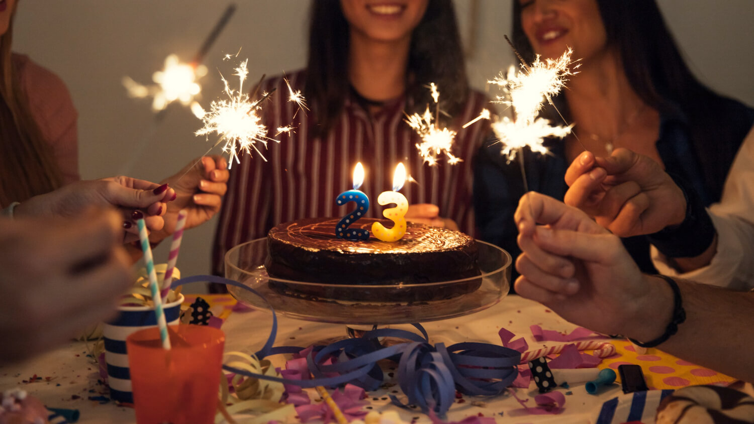 Galerie anniversaire - Sparklers et gâteau d'anniversaire par Freepik
