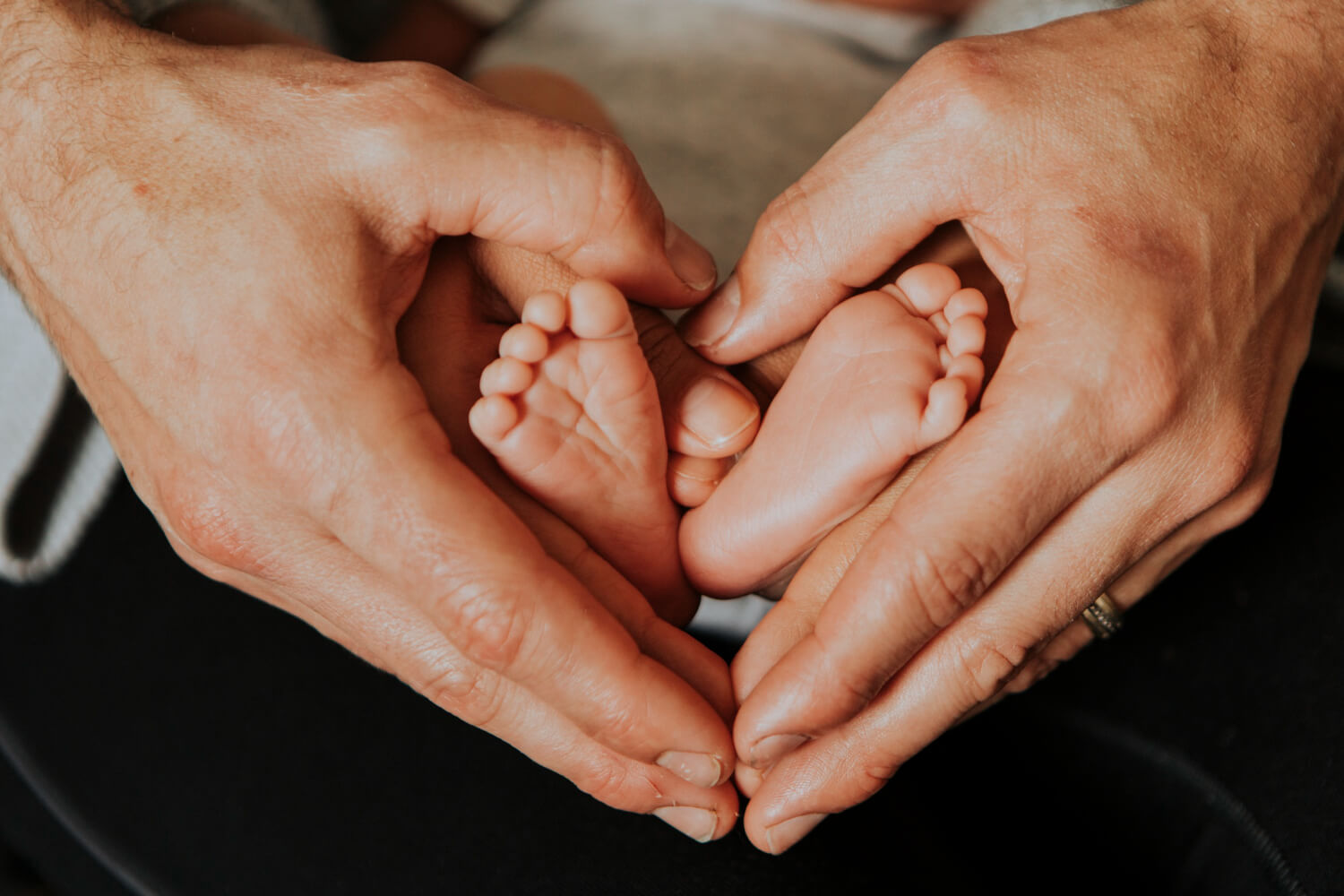 Galerie bapême - Père et bébé formant une forme de coeur par rawpixel.com sur Freepik