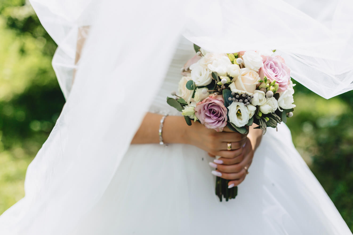 La mariée tient un bouquet de mariage dans ses mains par pressahotkey sur Freepik